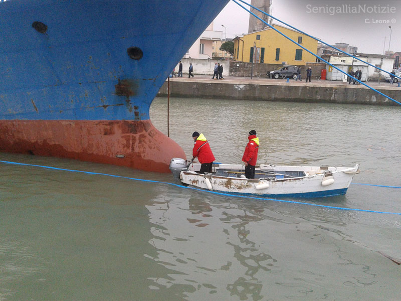 Il peschereccio viene manovrato e sistemato in acqua