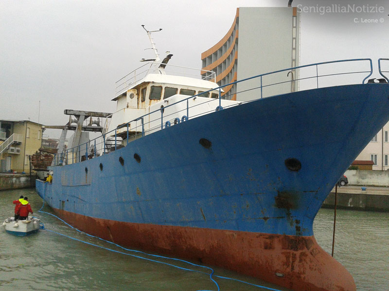 Il peschereccio viene manovrato e sistemato in acqua
