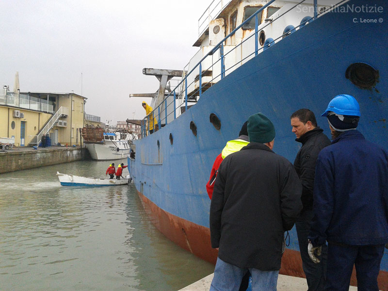 Il peschereccio viene manovrato e sistemato in acqua