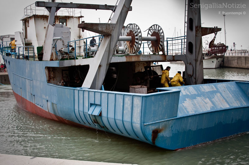 Il peschereccio si avvicina alla banchina