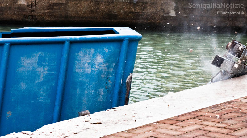 Il momento del botto contro la banchina