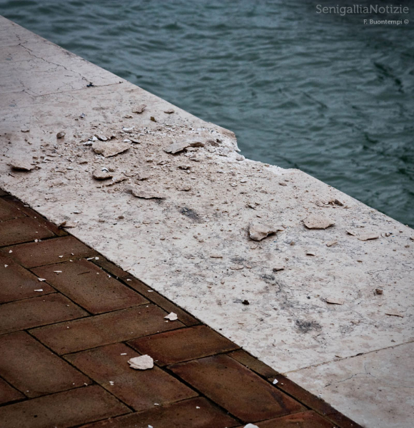 La banchina dopo l'urto con il peschereccio