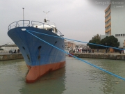 Il peschereccio in acqua nel porto di Senigallia