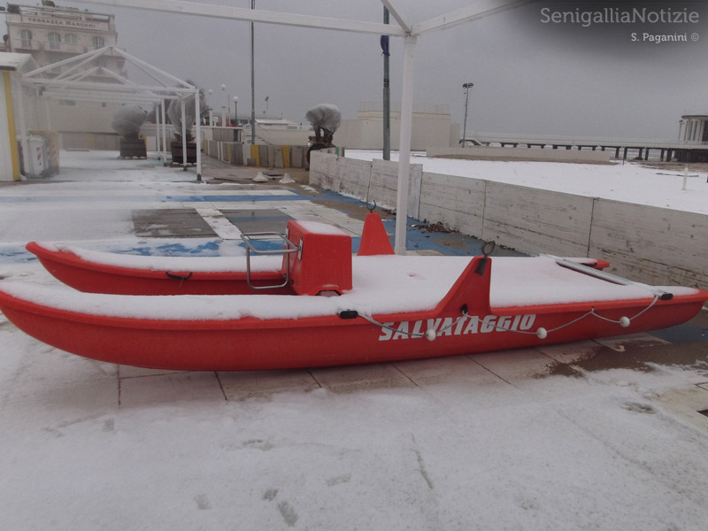 11/02/2012 - Neve sulla spiaggia di Senigallia