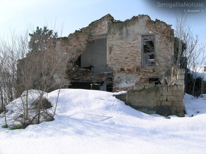 16/02/2012 - Casa in campagna diroccata