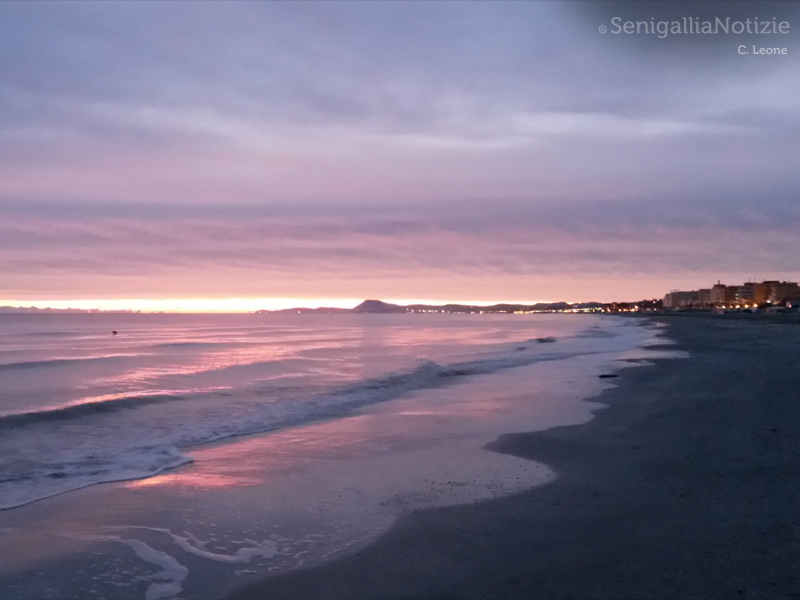 09/02/2015 - Alba che spunta dal Conero