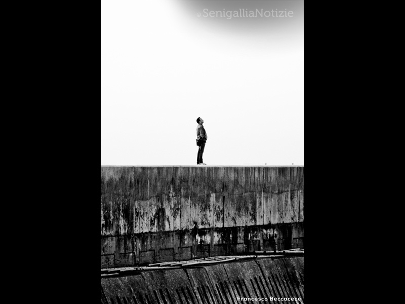 25/02/2015 - Uomo al porto di Senigallia