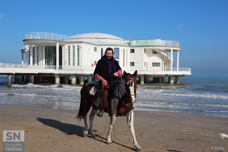 20/02/2016 - A cavallo alla Rotonda di Senigallia