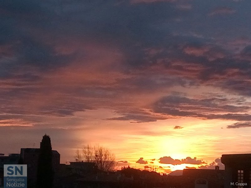 08/02/2017 - Tramonto tra le nuvole