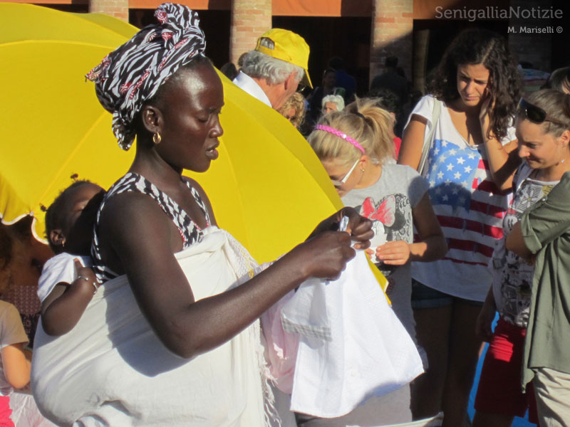 Gente e bancarelle alla Fiera di Sant'Agostino