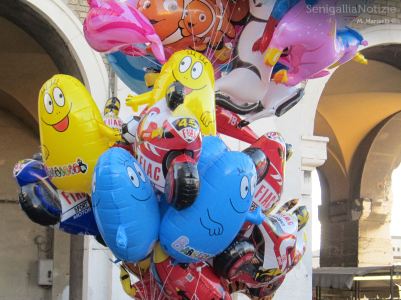 Palloncini colorati alla Fiera di Sant'Agostino