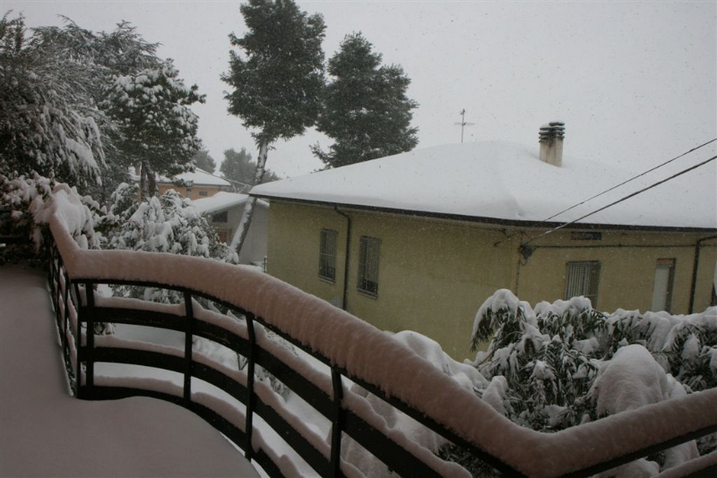 La neve da un'abitazione a Corinaldo