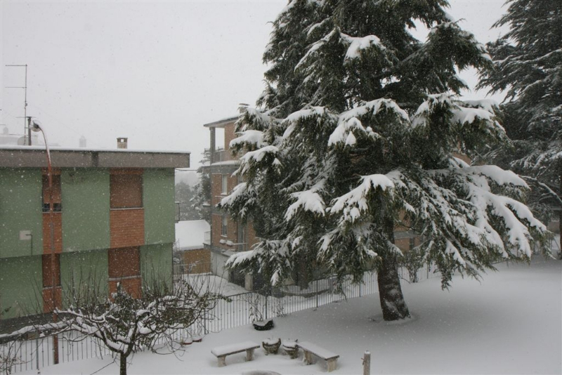 La neve da un'abitazione a Corinaldo