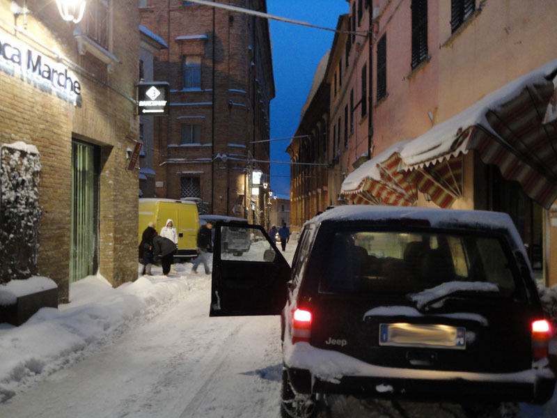 In auto lungo le vie di Corinaldo