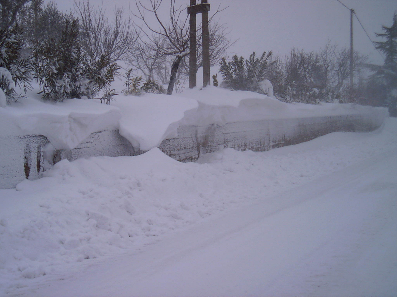 Grossi cumuli di neve a Ostra