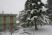 La neve da un\'abitazione a Corinaldo