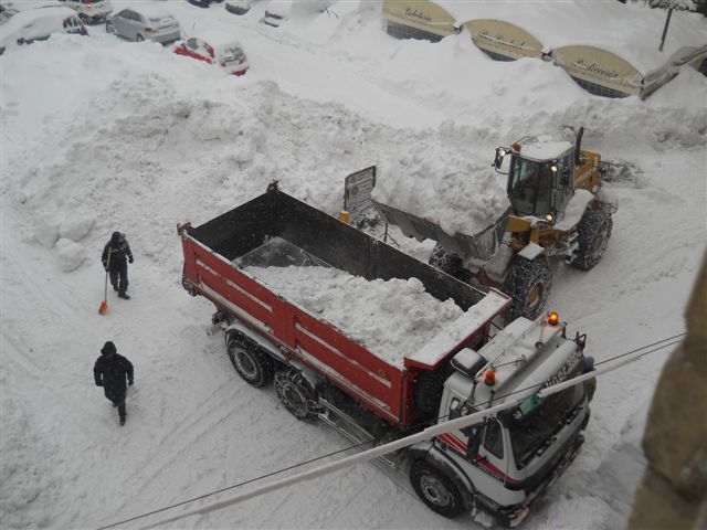 Mezzi al lavoro per liberare Arcevia dalla neve