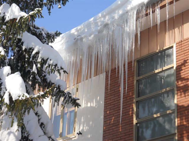 Stalattiti di ghiaccio dai tetti