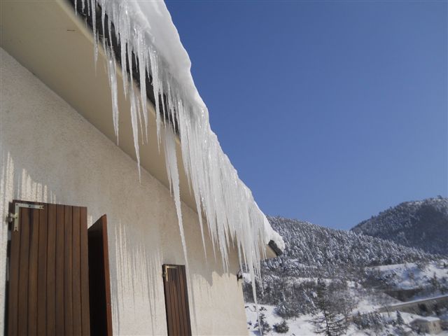 Stalattiti di ghiaccio dai tetti
