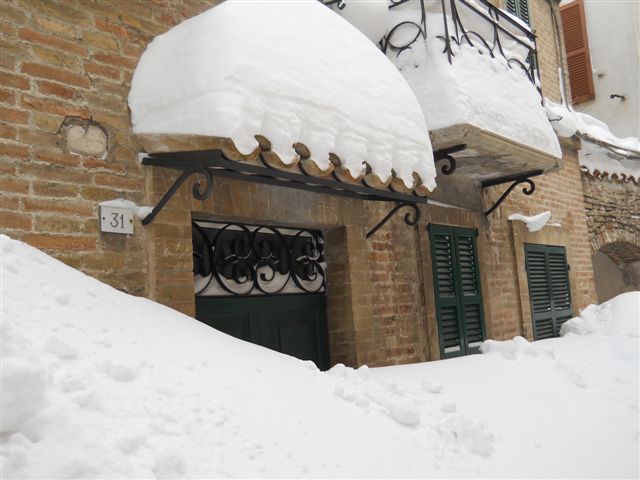 Case di Arcevia sotto il nevone