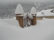 Tetti, case e balconi di Arcevia sotto il nevone