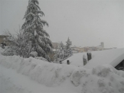 Tetti, case e balconi di Arcevia sotto il nevone