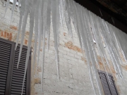 Stalattiti di ghiaccio dai tetti