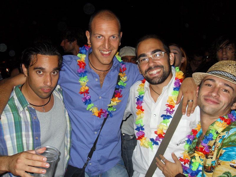 Tanti senigalliesi si adeguano all'ambiente hawaiiano