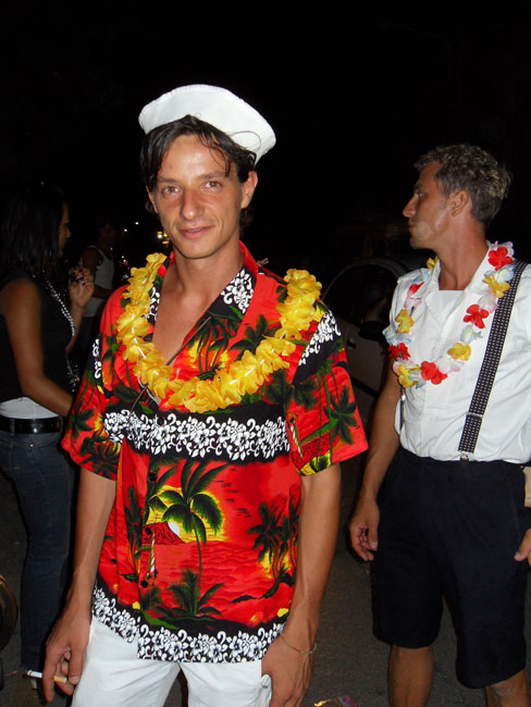 Tanti senigalliesi si adeguano all'ambiente hawaiiano