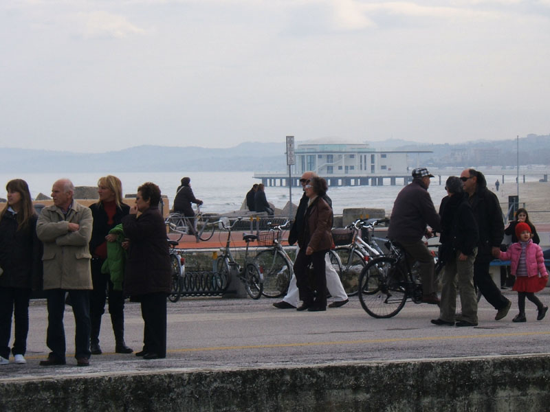 Cittadini al nuovo porto di mare