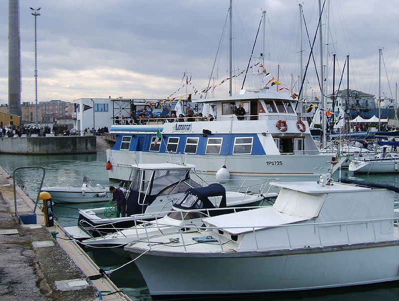 La motonave Azzurra offre giri del nuovo porto