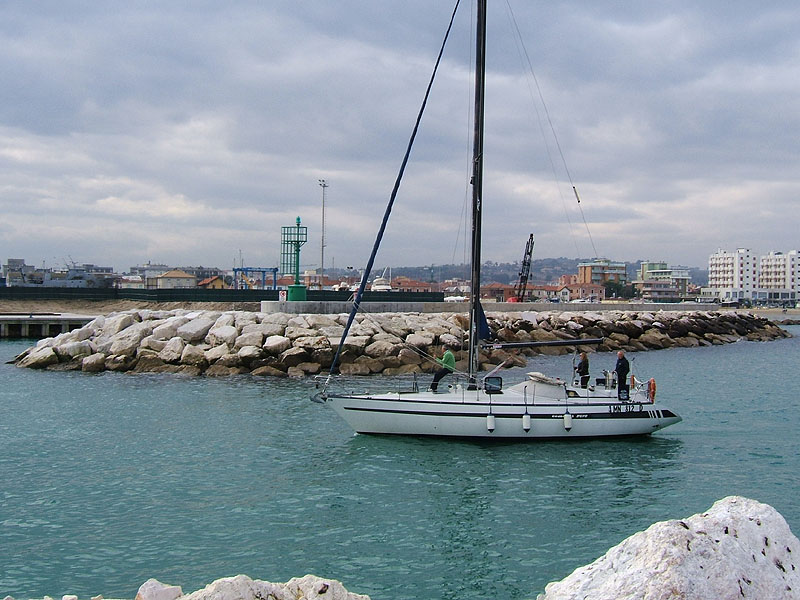 Barche entrano al nuovo porto di Senigallia
