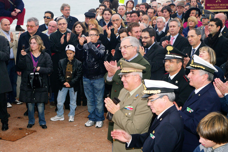 Le forze dell'ordine, autorità militari e civili e tanta gente all'inaugurazione del porto di Senigallia