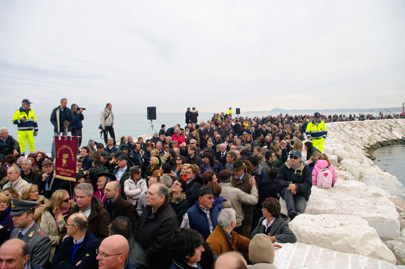 Tanta gente affolla il braccio del porto di Senigallia inaugurato domenica 15 novembre