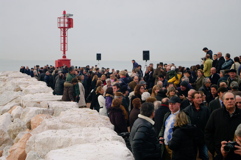 L'avamporto di Senigallia pieno di persone nel giorno dell'inaugurazione