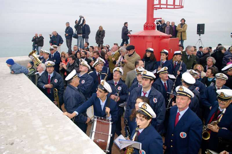 I musicisti della banda cittadina mentre osservano i giochi d'acqua nel porto di Senigallia