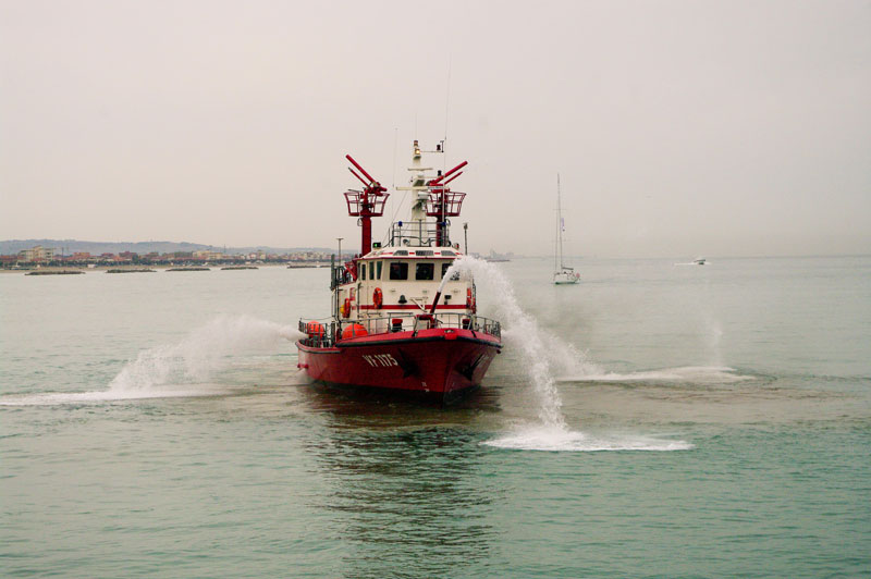 La motonave dei Vigili del Fuoco, esibizione nel porto di mare di Senigallia