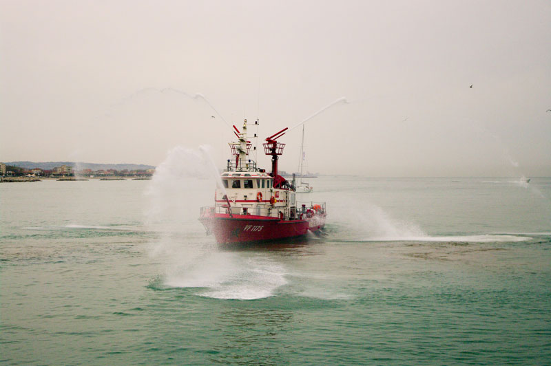 La motonave dei Vigili del Fuoco, esibizione nel porto di mare di Senigallia
