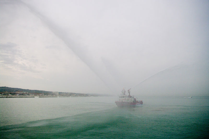 La motonave dei Vigili del Fuoco, esibizione nel porto di mare di Senigallia