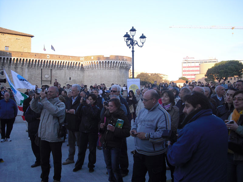 Persone in piazza (1)
