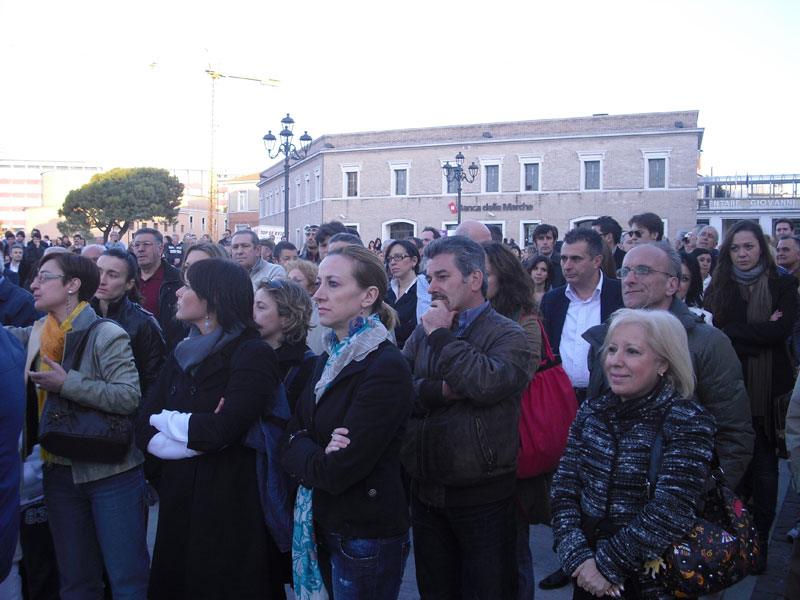Persone in piazza (2)