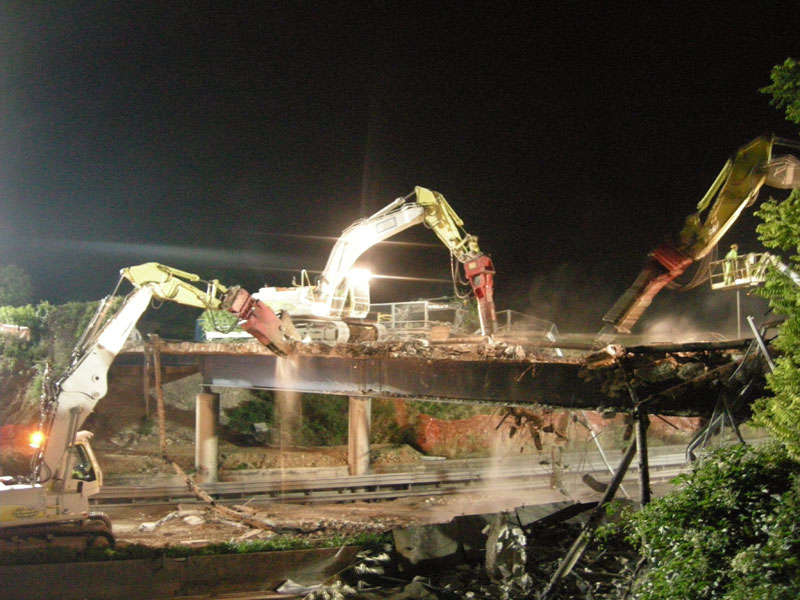 Demolizione cavalcavia, i lavori in corso