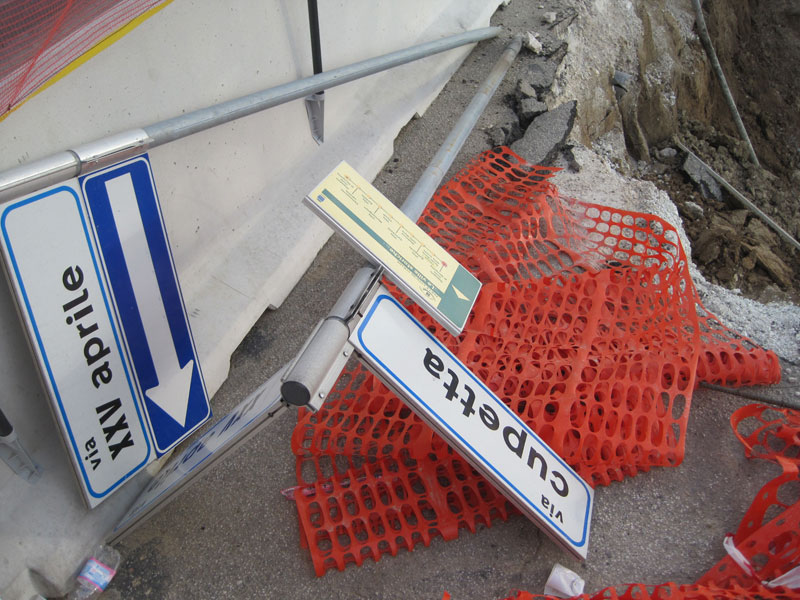 Resti della demolizione del cavalcavia di via Cupetta