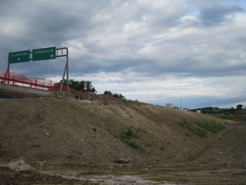 Allargamento dei terrapieni all'inizio della Statale Arceviese