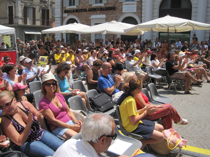 Pubblico in Piazza Roma