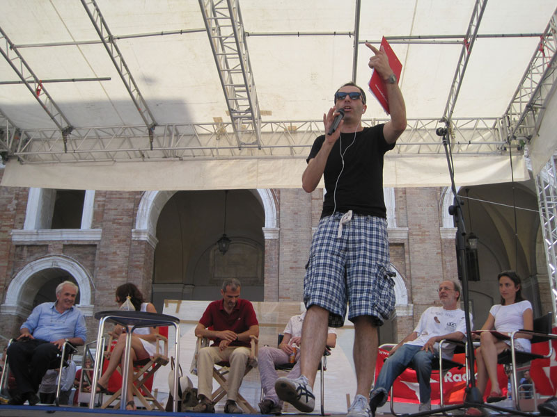 Filippo Solibello e, alle spalle, il salottino VIP