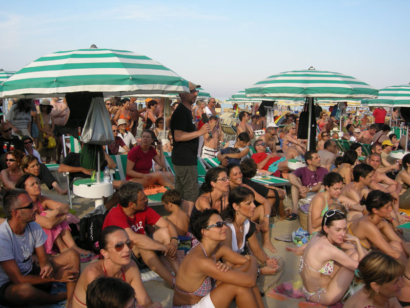 Il pubblico che affolla la spiaggia di Senigallia
