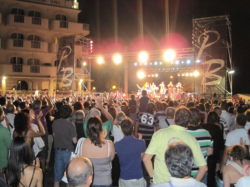 Il pubblico in piazza applaude entusiasta