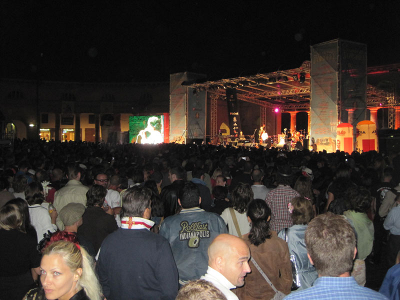 Il pubblico per Chuck Berry al Foro Annonario