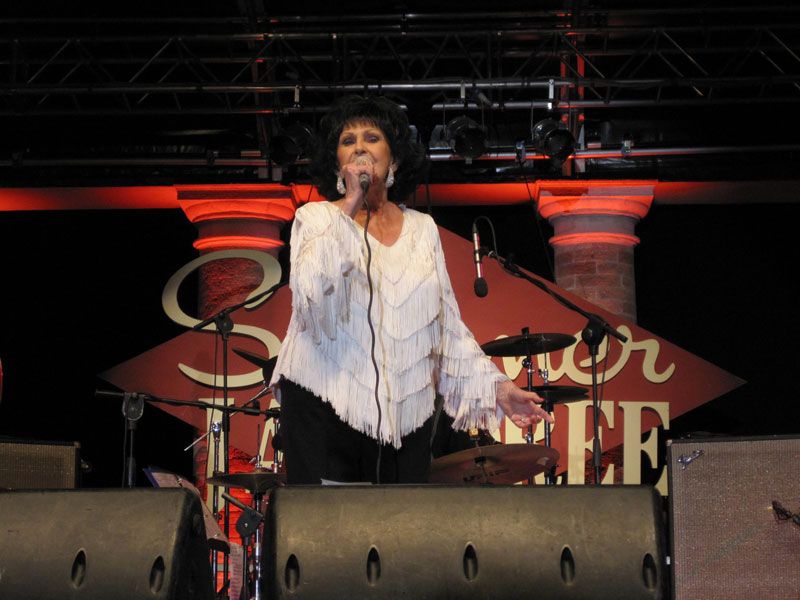 Wanda Jackson ha aperto la serata con il suo concerto
